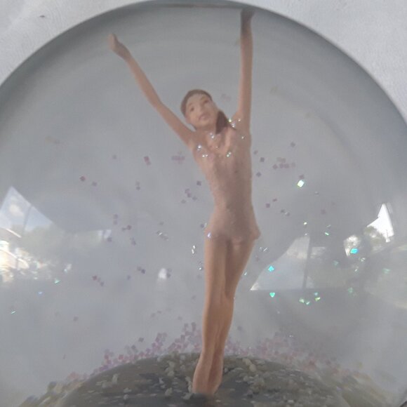 Vintage Hallmark Snow Globe Featuring Olympic Medalist "Tara Lipinski" In Box - Picture 2 of 8